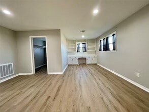 Building Photo - 817 N Valderas St