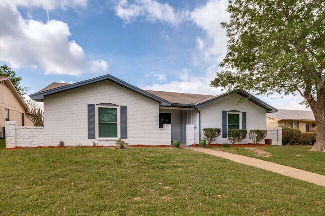 Foto del edificio - Solar-Powered 3BD in Lancaster with Included Yard Care & Low Utilities