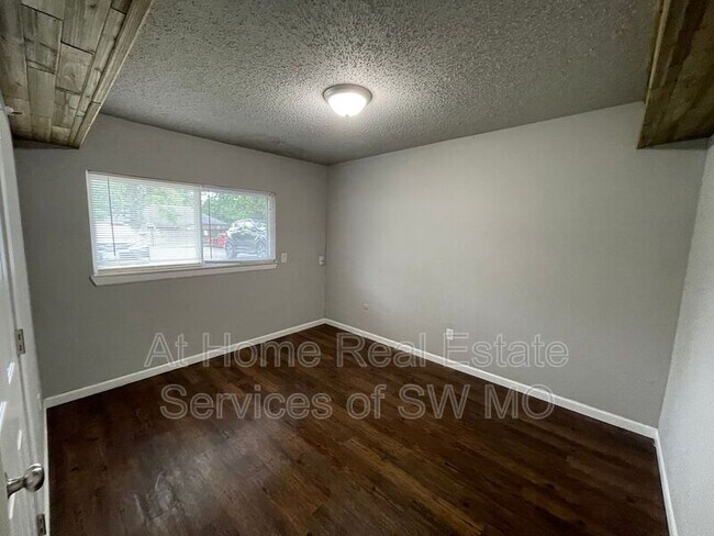Building Photo - 712 E Sunshine St