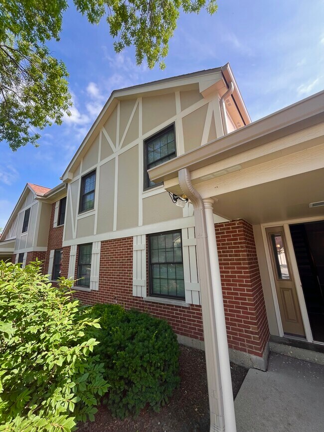 Building Photo - 1054 Deerpath Ct