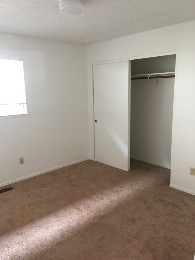 Building Photo - 3 bedroom home in fantastic neighborhood i...