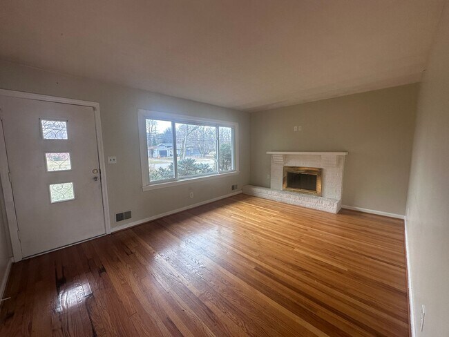Foto del edificio - 3 bed, 2 full bath House in 40218 - $2,100/month