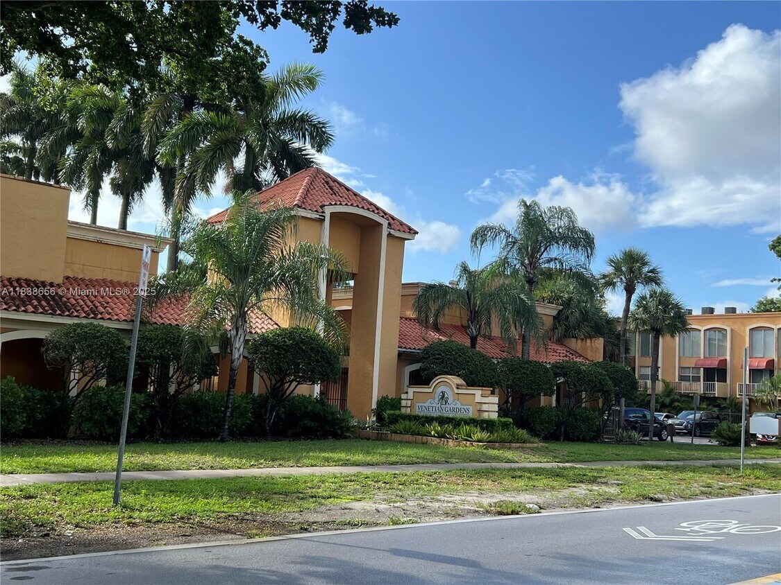 Foto principal - 18111 NW 68th Ave