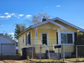 Building Photo - 705 E 6th St
