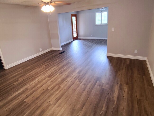 Family and gameroom - 2130 Debbie Ln