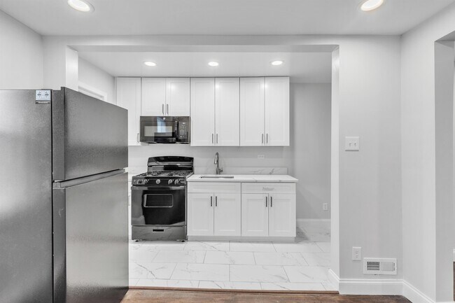 Building Photo - 1024 Iris Ave