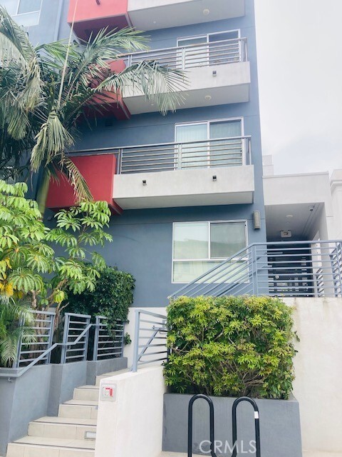 Building Photo - 5026 Rosewood Ave