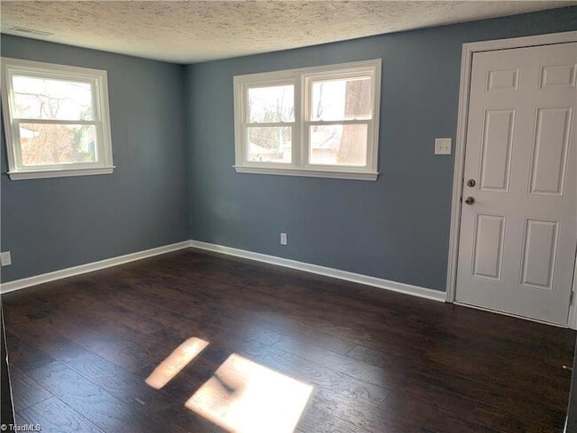 Foto del edificio - 1509 E Commerce Ave