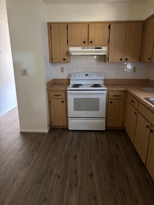 Building Photo - TW-Hamilton4833