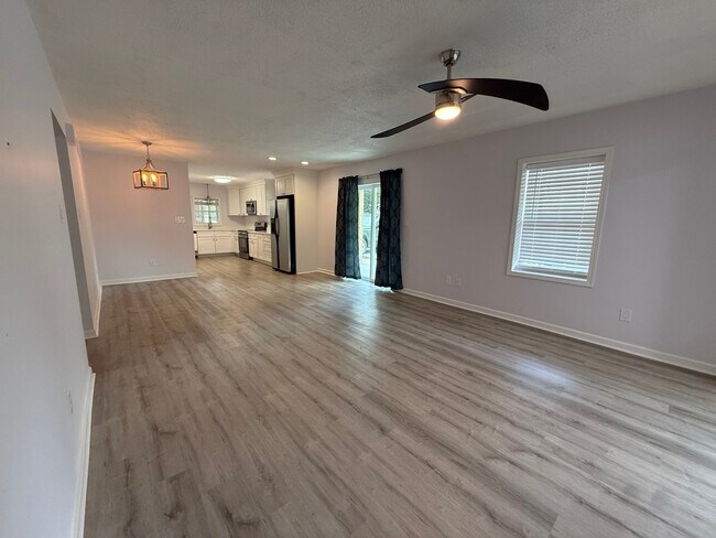 Foto del edificio - 120 N Pinewood Dr