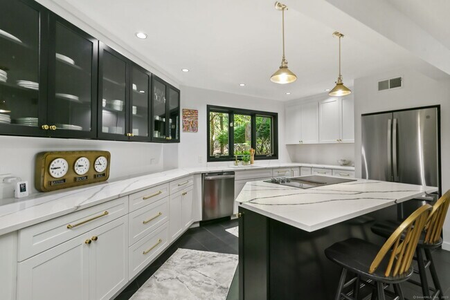 Foto del edificio - 352 Good Hill Rd