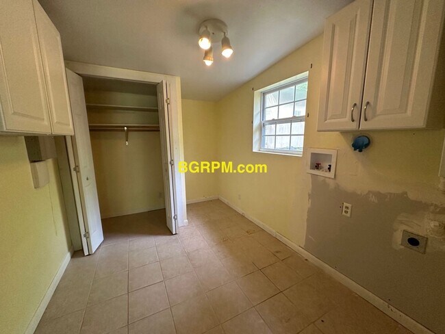 Foto del edificio - 3 Bd, 1.5 Ba, Home in Jacksonville