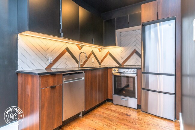 Building Photo - 418 Suydam St
