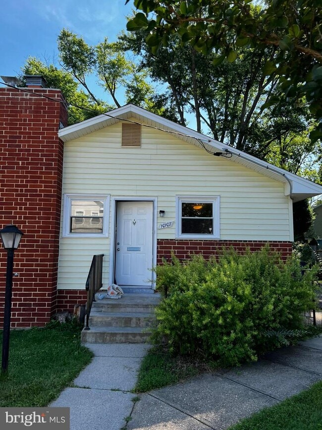 Building Photo - 10107 Dickens Ave