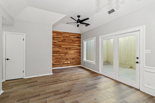 Living area with accent wall - 1113 Redbud Ave