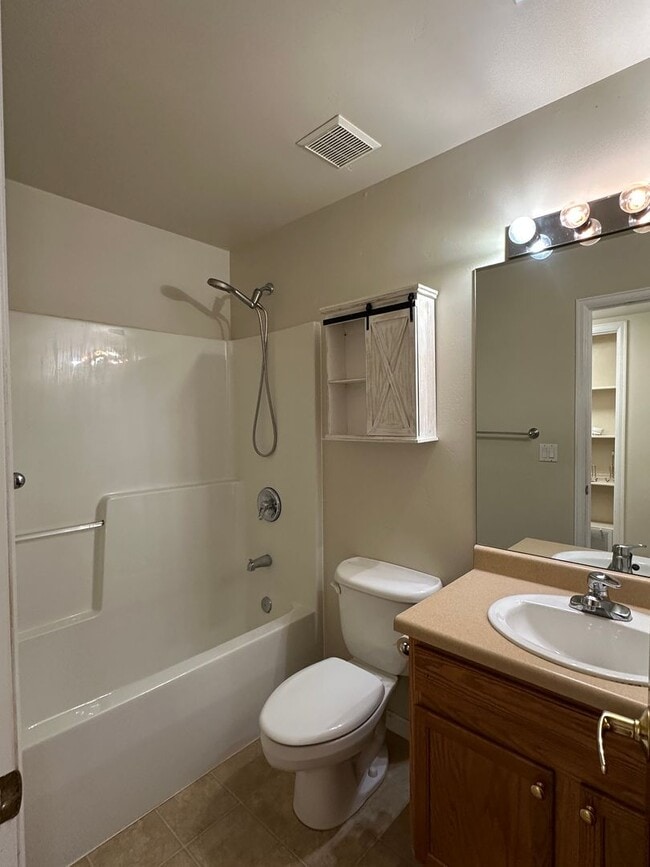 Foto del edificio - 1 Bedroom 1 Bathroom Lower Level Apartment