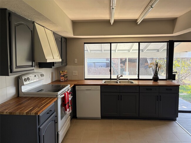 Foto del edificio - 15730 Corsair Rd