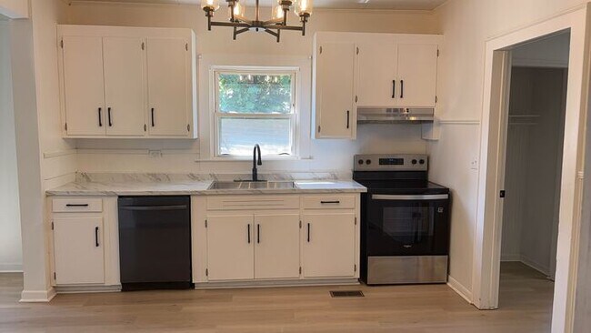 Building Photo - 3 Bedroom 1 Bathroom Renovated House with Fenced Yard