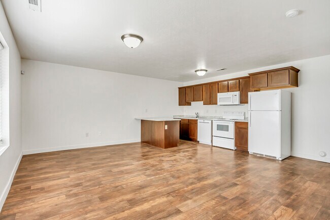 Building Photo - 758 E 125 N