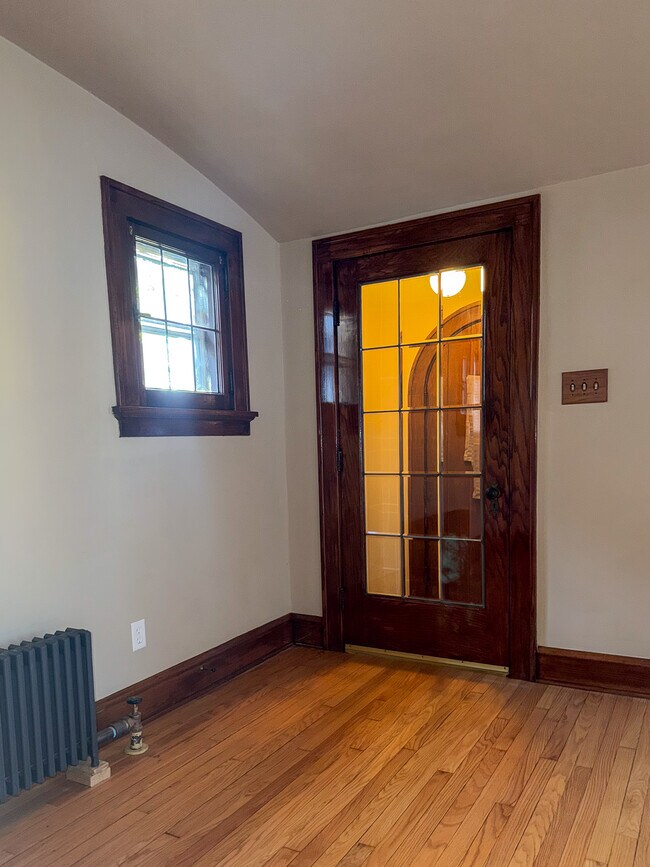 Puerta delantera LR - 5411 W National Ave