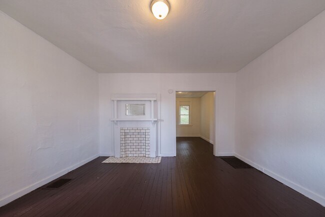 Building Photo - RENT TO OWN!! Charming 3-Bedroom Single Fa...