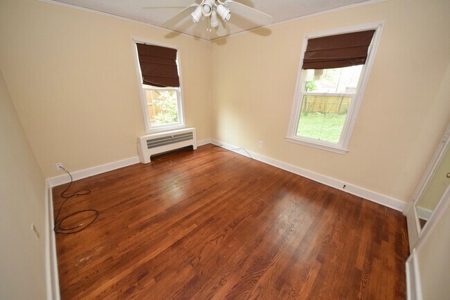 Building Photo - 2 Bedroom (could be a 3 bedroom, 1 Bathroo...
