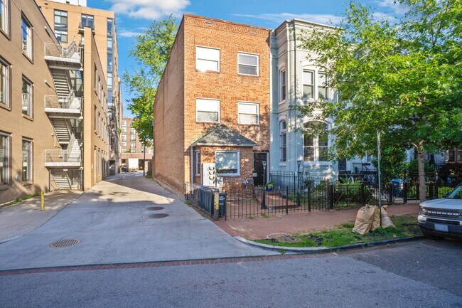 Foto del edificio - 818 7th St NE