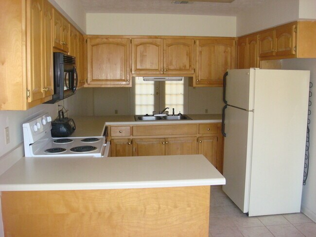 Foto del edificio - 3 Bedroom/ 2 Bathroom Available in August!