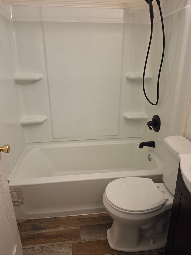 Building Photo - 433 Sandhurst Dr