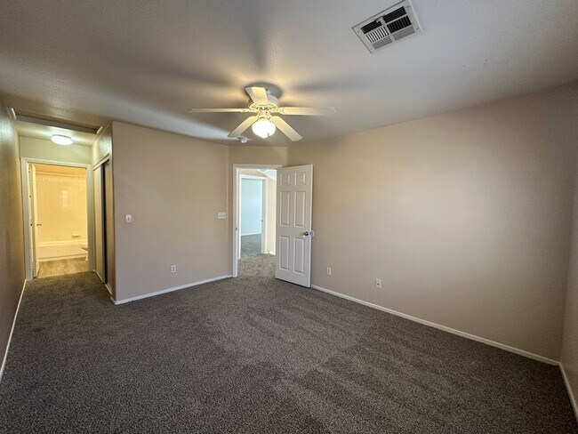 Foto del edificio - Silverado Ranch town-home in a gated commu...