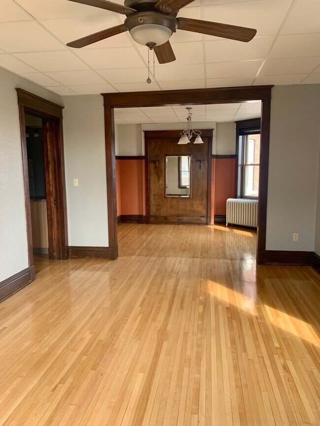 Foto del edificio - 218 N 1st Ave W