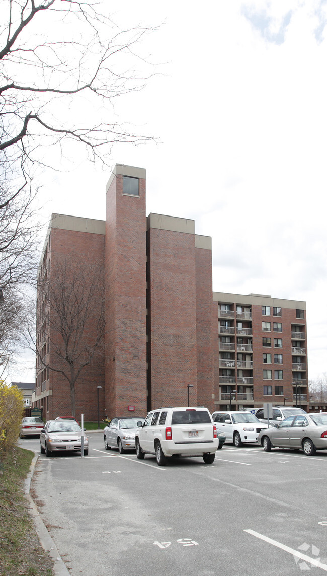 Vista lateral del edificio - Berkshiretown Apartments