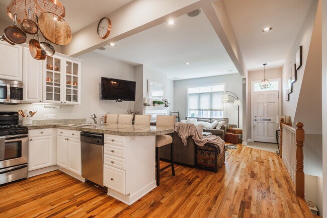 Family room Kitchen view - 1675 N Franklin Pl