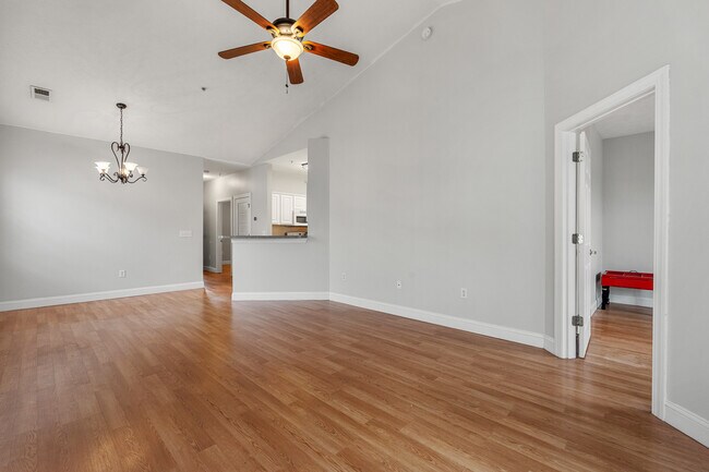 Sala de estar - 106 Fountain Pointe Ln