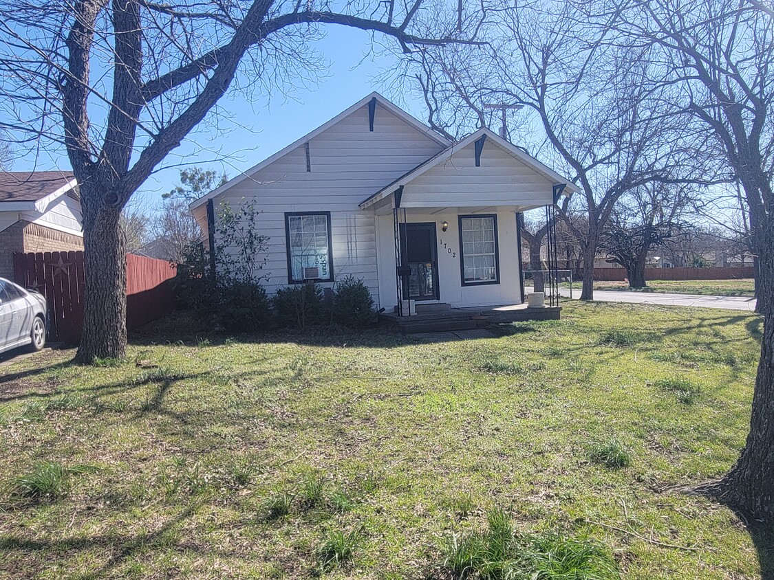 Foto principal - 1702 E Pecan St