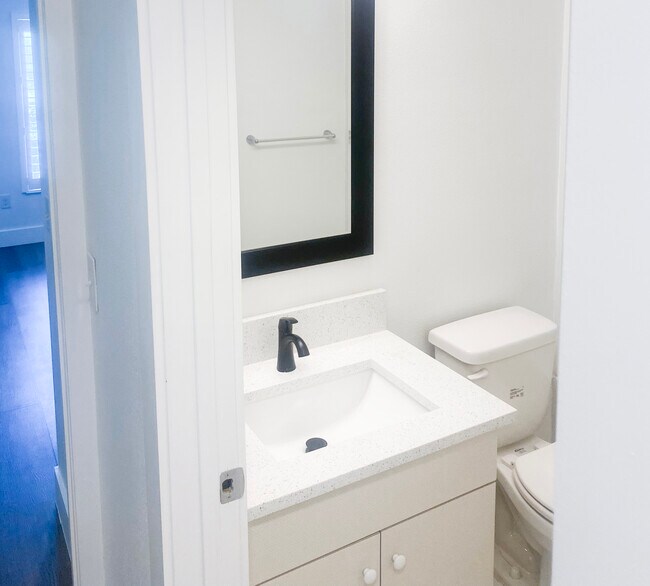 Foto del edificio - 1003 Creek Park Ct