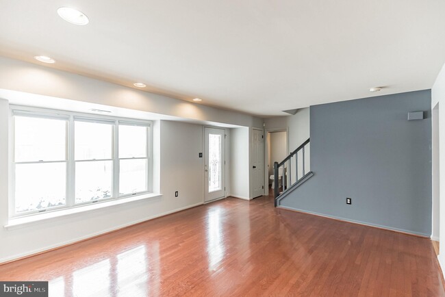 Building Photo - 5 Prince Edward Dr