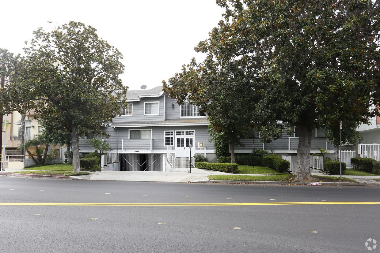 Building Photo - 13444 Moorpark