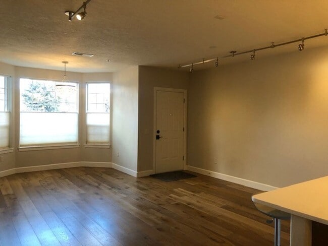 Building Photo - Stunning-Updated-Unfurnished Condo @ Hyde Park Place!