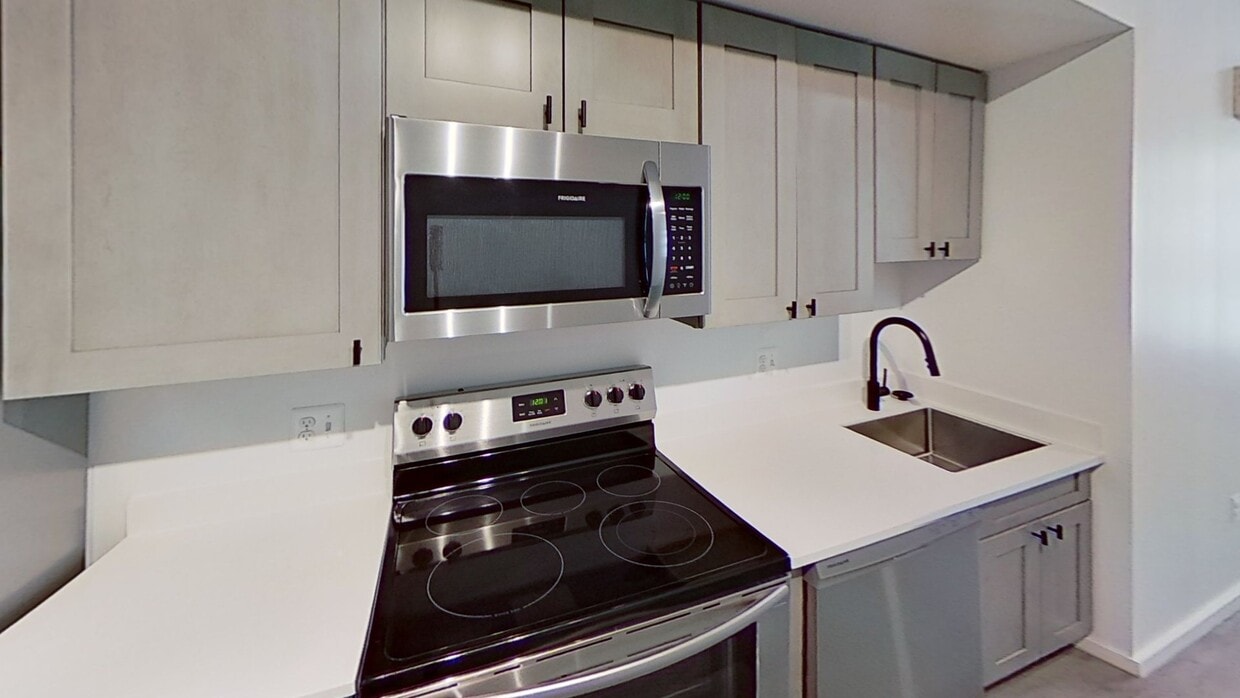 Photo - 725 W Pratt St. Apartments