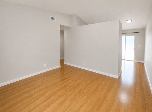 Building Photo - 907 Orange Ave