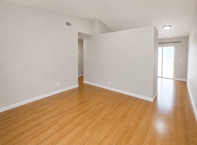 Building Photo - 907 Orange Ave