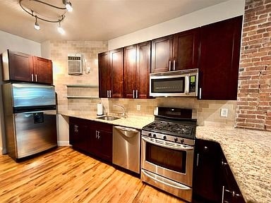 Building Photo - 228 1st St