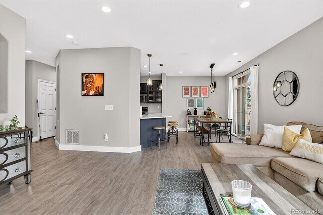 Foto del edificio - Renovated 2-bed 2.5 bath bright and open townhome located in the heart of Lone Tree!