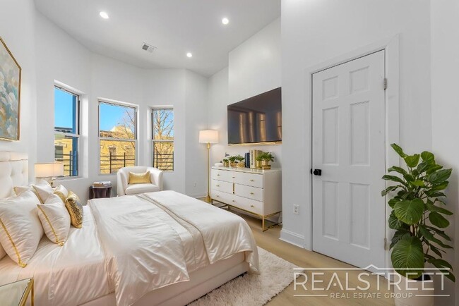 Building Photo - GIANT 3+ BED 3 BATH DUPLEX WITH BACKYARD I...