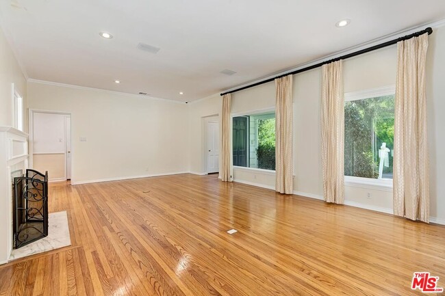 Building Photo - 1318 San Ysidro Dr