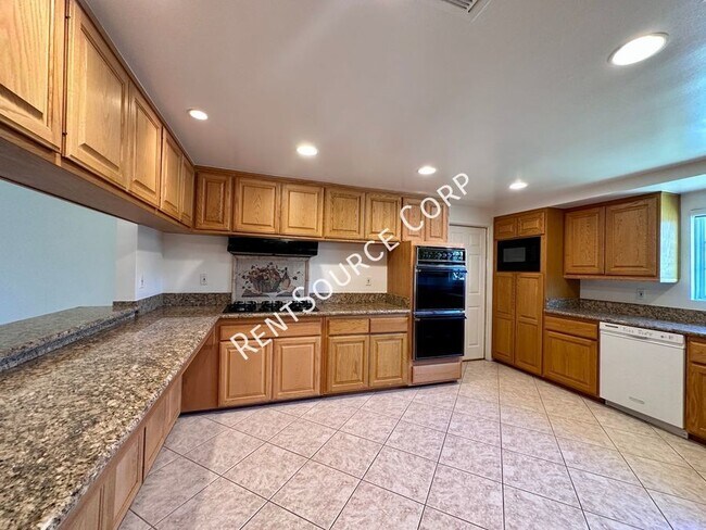 Foto del edificio - 4 Bedroom/3 Bath Granada Hills Single Stor...
