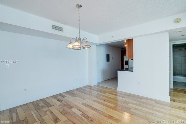 Building Photo - 2 br, 2 bath Condo - 7601 E Treasure Dr Ste 9