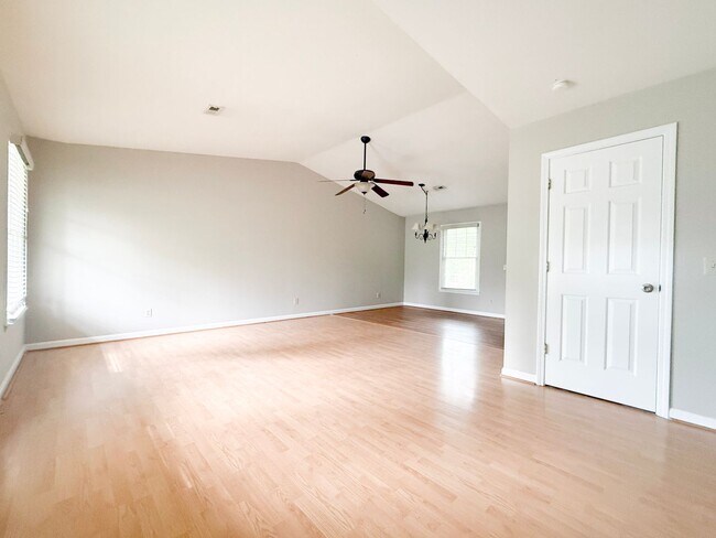 Foto del edificio - Spacious 3-Bedroom Home with Screened Porch, 2-Car Garage + Workshop