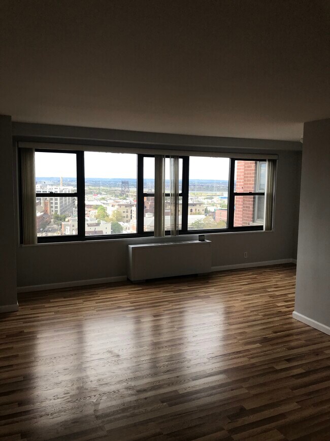 Foto del edificio - 225 Saint Pauls Ave
